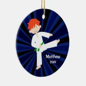 パーソナライズなテコンドーの空手のグリーンベルトの赤い男の子 セラミックオーナメント (右)