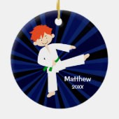 パーソナライズなテコンドーの空手のグリーンベルトの赤い男の子 セラミックオーナメント (裏面)