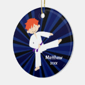 パーソナライズなテコンドーの空手の紫色ベルトの赤い男の子 セラミックオーナメント (左)