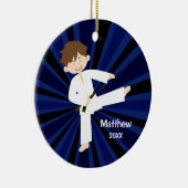 パーソナライズなテコンドーの空手の迷彩柄ベルトの男の子 セラミックオーナメント (右)