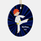 パーソナライズなテコンドーの空手の黄色ベルトの赤い男の子 セラミックオーナメント (右)