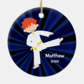 パーソナライズなテコンドーの空手の黄色ベルトの赤い男の子 セラミックオーナメント (裏面)