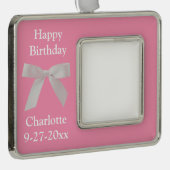 パーソナライズなハッピーバースデーのピンクの弓 シルバープレートフレームオーナメント (右)