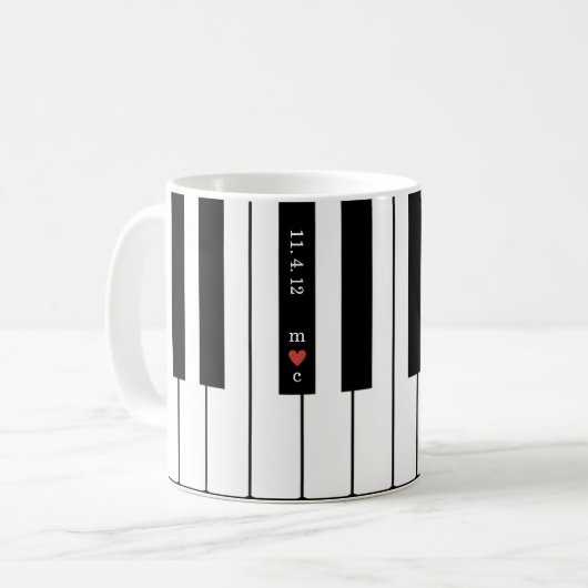 パーソナライズなハートのイニシャルはピアノマグをつなぎます コーヒーマグカップ (正面左)