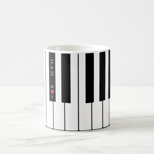 パーソナライズなハートのイニシャルはピアノマグをつなぎます コーヒーマグカップ (中央)