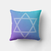 パーソナライズなバルミツワーティール（緑がかった色）の紫色のダビデの星 クッション (裏面)