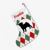 パーソナライズなパグの赤いおよび緑のアーガイル柄のなパターン スモールクリスマスストッキング (裏面 (吊り時))