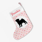 パーソナライズなパグの赤い足のプリントのタイルパターン スモールクリスマスストッキング (裏面 (吊り時))