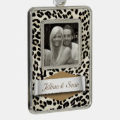 パーソナライズなヒョウのプリントの休日の写真のオーナメント シルバープレートフレームオーナメント (右)