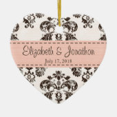 パーソナライズなピンクおよびブラウンのヴィンテージのダマスク織の結婚式 セラミックオーナメント (正面)
