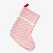 パーソナライズなピンクおよび白いハートの第1クリスマス スモールクリスマスストッキング (正面 (吊り時))