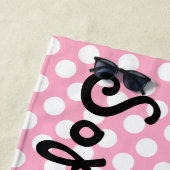 パーソナライズなピンクおよび白い水玉模様のビーチタオル ビーチタオル (インサイチュ)