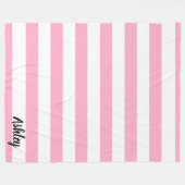 パーソナライズなピンクおよび白くストライプのなフリースブランケット フリースブランケット (正面(横))
