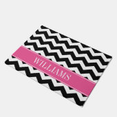 パーソナライズなピンクおよび黒いシェブロン ドアマット (アングル)