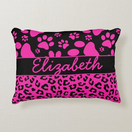 パーソナライズなピンクおよび黒いヒョウのプリントおよび足 アクセントクッション (正面)