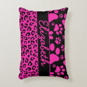 パーソナライズなピンクおよび黒いヒョウのプリントおよび足 アクセントクッション (正面(垂直))