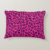 パーソナライズなピンクおよび黒いヒョウのプリントおよび足 アクセントクッション (裏面)