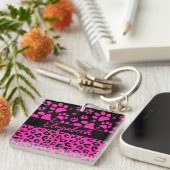 パーソナライズなピンクおよび黒いヒョウのプリントおよび足 キーホルダー (正面右)