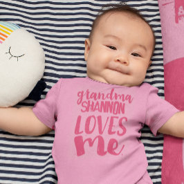 パーソナライズなピンクのチュチュの祖母は私を愛します ベビーボディスーツ