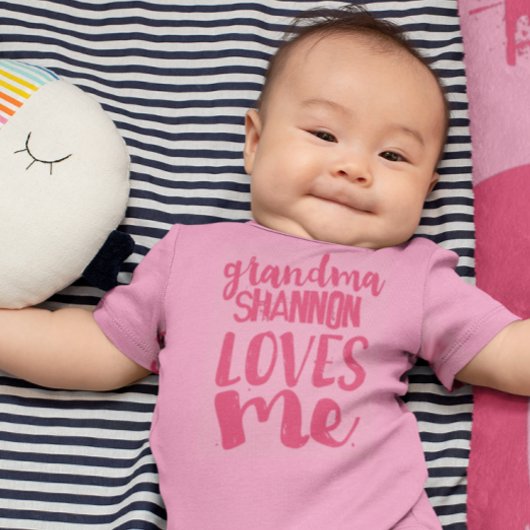 パーソナライズなピンクのチュチュの祖母は私を愛します ベビーボディスーツ