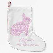 パーソナライズなピンクのバニーの初めてのクリスマスの貯蔵 スモールクリスマスストッキング (正面)