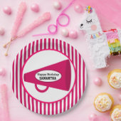 パーソナライズなピンクのメガホンおよびピンクのストライプ ペーパープレート (パーティー)