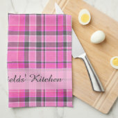 パーソナライズなピンクの灰色の格子縞のタータンチェック キッチンタオル (四つ折り)