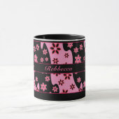 パーソナライズなピンクの黒く赤い花パターン マグカップ (中央)