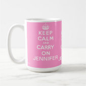 パーソナライズなピンクのKeep Calm and Carry On コーヒーマグカップ (左)