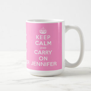 パーソナライズなピンクのKeep Calm and Carry On コーヒーマグカップ