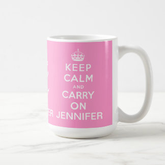 パーソナライズなピンクのKeep Calm and Carry On コーヒーマグカップ
