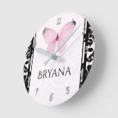 パーソナライズなピンク及び黒い蝶子供部屋部屋 ラウンド壁時計 (傾斜)