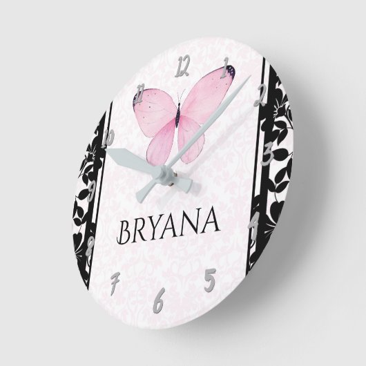 パーソナライズなピンク及び黒い蝶子供部屋部屋 ラウンド壁時計 (傾斜)