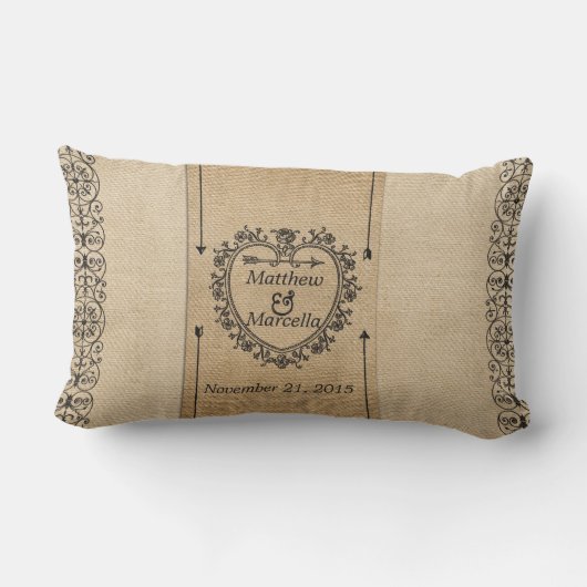 パーソナライズなファンシーなバーラップの結婚式の日付のハート ランバークッション (裏面)