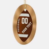 パーソナライズなフットボールのクリスマスのオーナメントあなたの文字 セラミックオーナメント (右)
