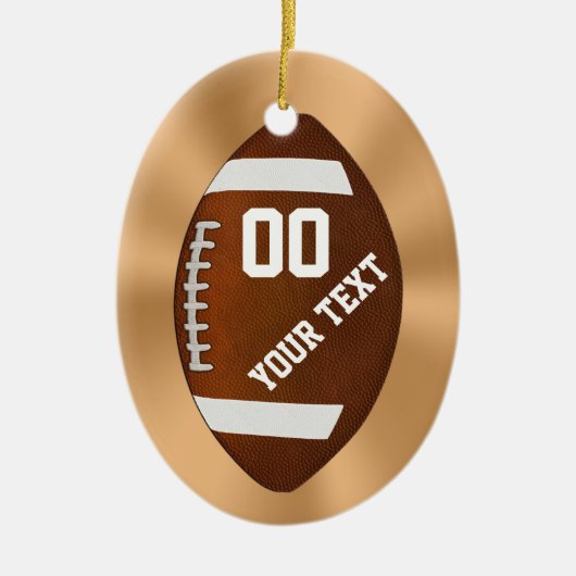 パーソナライズなフットボールのクリスマスのオーナメントあなたの文字 セラミックオーナメント (正面)