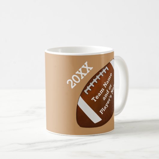 パーソナライズなフットボール・チームのギフトのフットボールのマグ コーヒーマグカップ (正面右)