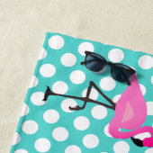 パーソナライズなフラミンゴおよび水玉模様のビーチタオル ビーチタオル (インサイチュ)