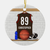 パーソナライズなブラウンおよび赤いバスケットボールジャージー セラミックオーナメント (正面)