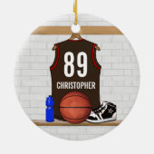パーソナライズなブラウンおよび赤いバスケットボールジャージー セラミックオーナメント (裏面)