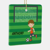 パーソナライズなブラウンの髪のサッカーの男の子のクリスマス セラミックオーナメント (右)