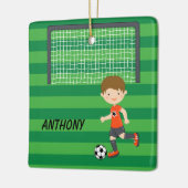 パーソナライズなブラウンの髪のサッカーの男の子のクリスマス セラミックオーナメント (左)