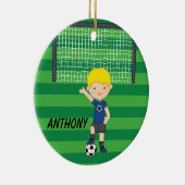 パーソナライズなブロンドの髪のサッカーの男の子のクリスマス セラミックオーナメント (右)