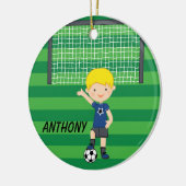 パーソナライズなブロンドの髪のサッカーの男の子のクリスマス セラミックオーナメント (左)