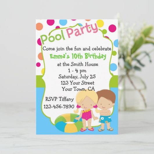 パーソナライズなプールを囲んでのパーティの誕生日のカスタムの招待状 招待状 (スタンド正面)