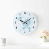 パーソナライズなベビーおよびお母さんのブルーバードの子供部屋 ラージ壁時計 (ホーム)