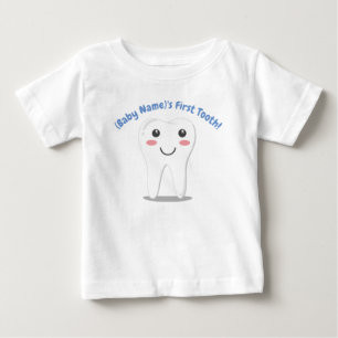 パーソナライズなベビーの最初歯 ベビーTシャツ