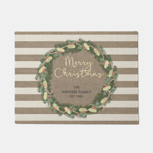 パーソナライズなメリークリスマスのバーラップのストライブ柄のリース ドアマット (正面)