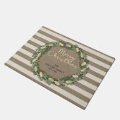 パーソナライズなメリークリスマスのバーラップのストライブ柄のリース ドアマット (アングル)