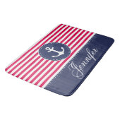 パーソナライズなモダンで航海ので赤く青いいかり バスマット (アングル)